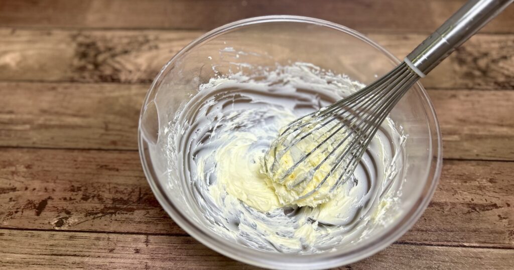 バターをクリーム状に攪拌する様子