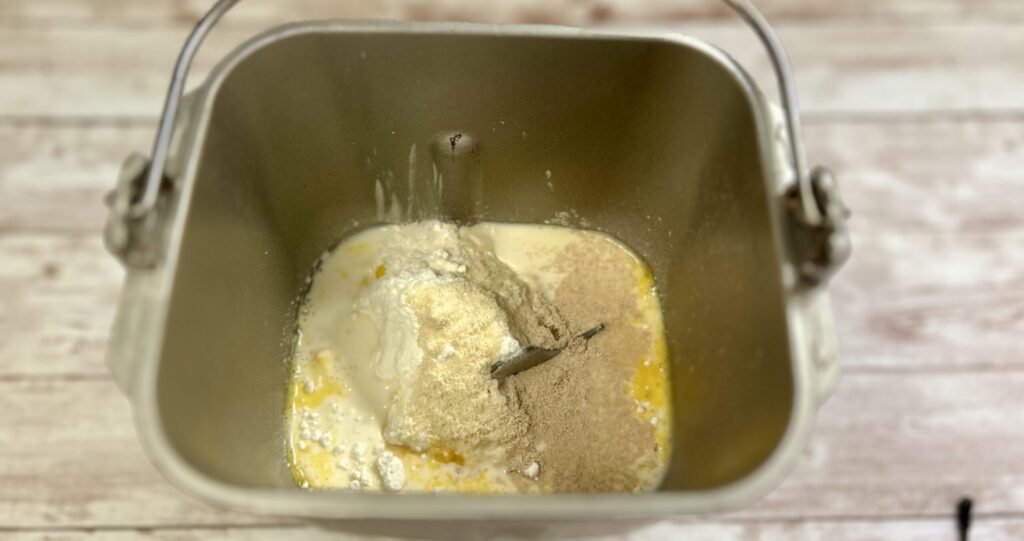 バター以外の材料をホームベーカリーに入れる