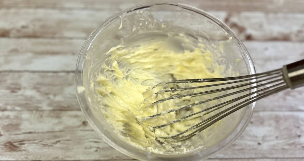 バターとグラニュー糖を空気を含ませながらクリーム状になるまで混ぜる
