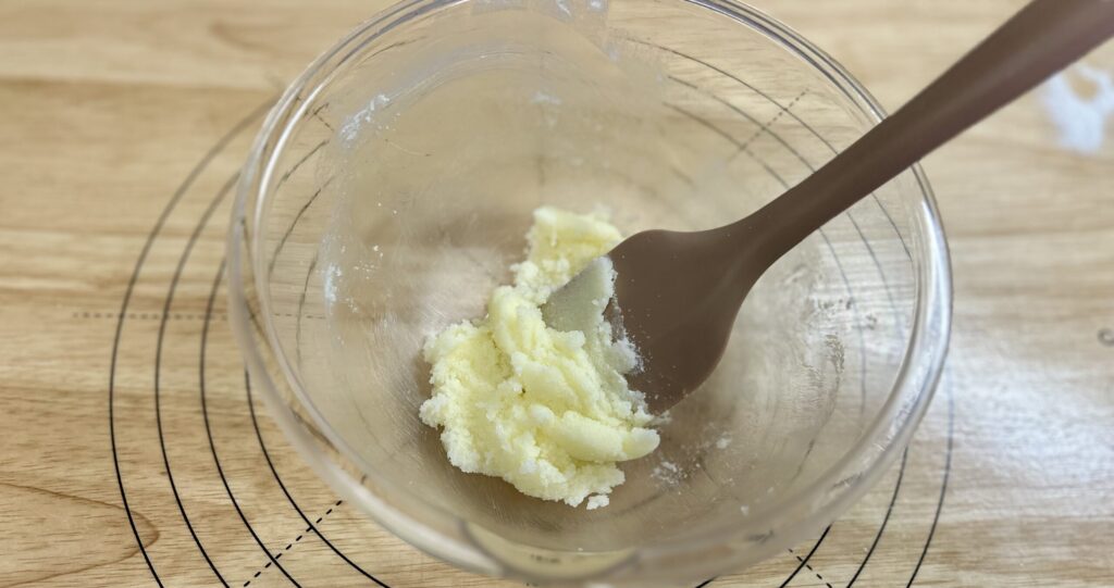バター、グラニュー糖を混ぜ合わせる