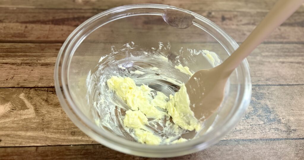 バターをクリーム状になるまで混ぜる