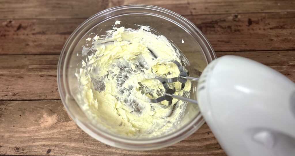 バターをクリーム状になるまで攪拌する