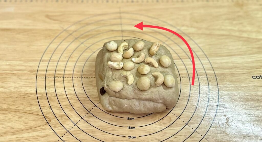 ナッツ類を乗せ生地を回転させる