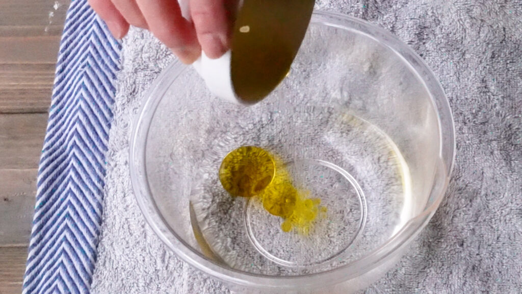 水にオリーブオイルを入れる