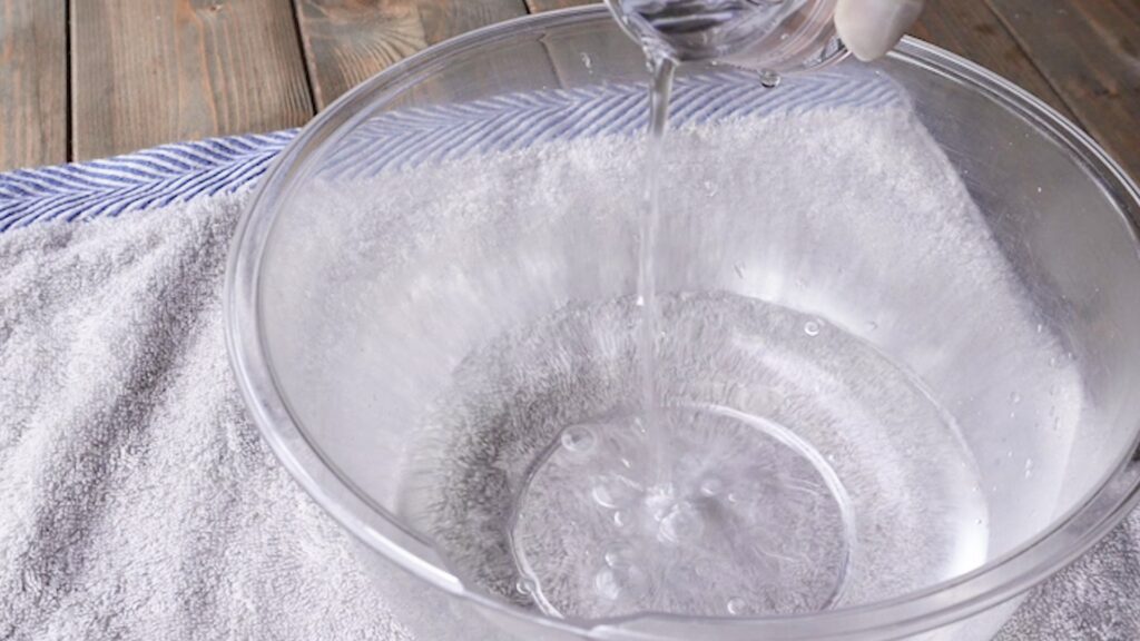 ボールに水を入れる