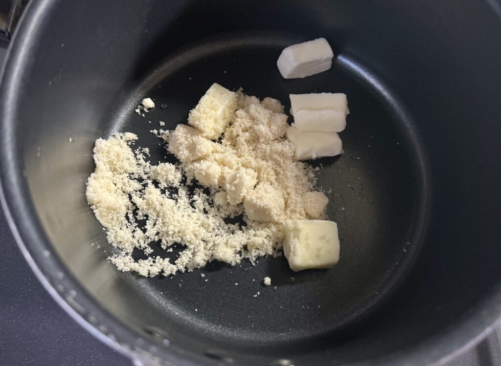 鍋にバターと砂糖を入れて火にかける