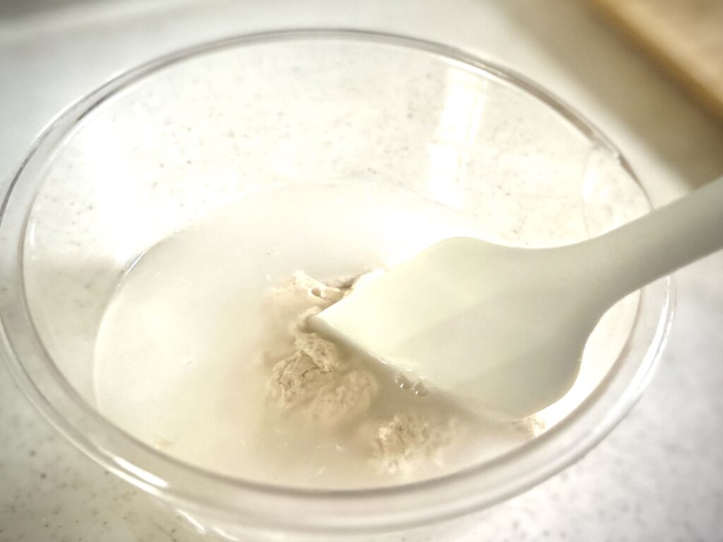 酵母と水を混ぜる