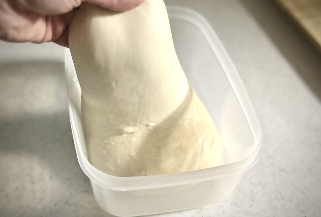 生地の端を持ち上げる