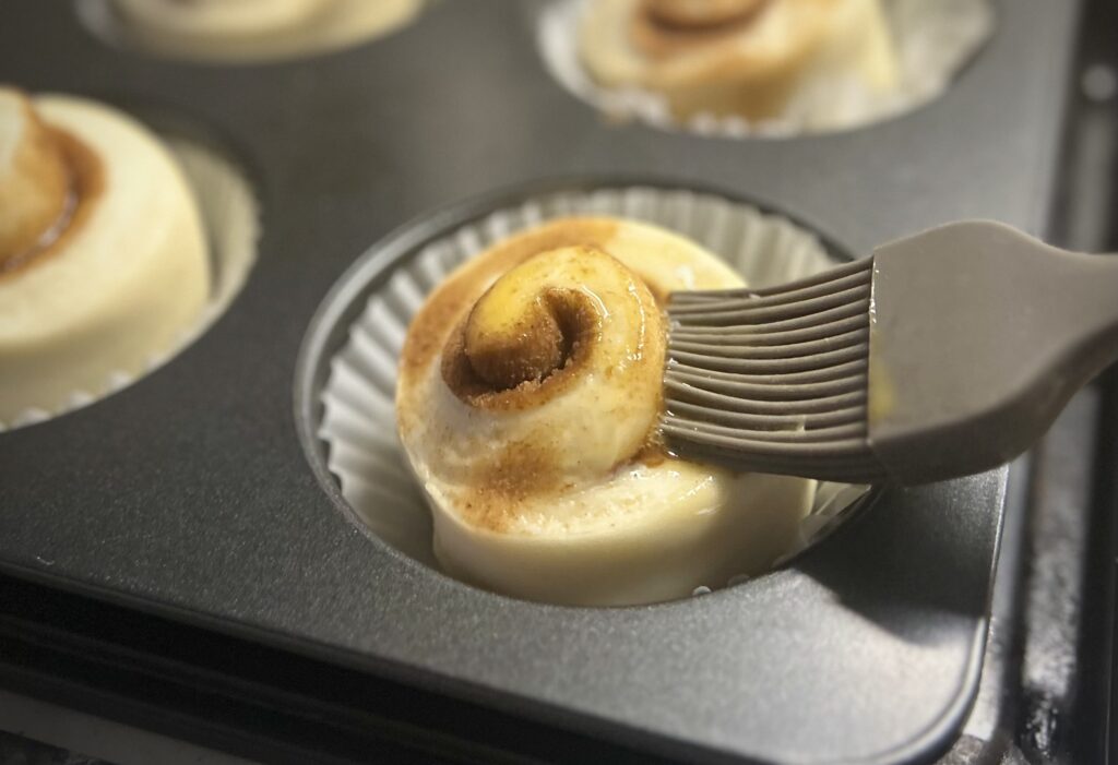 牛乳でといた卵液を塗る