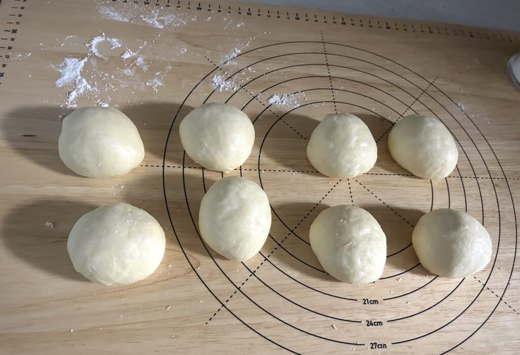 ガスを抜きながら丸めてベンチタイム